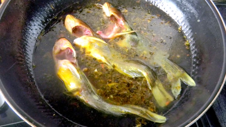 盐酸菜煮黄腊丁步骤6