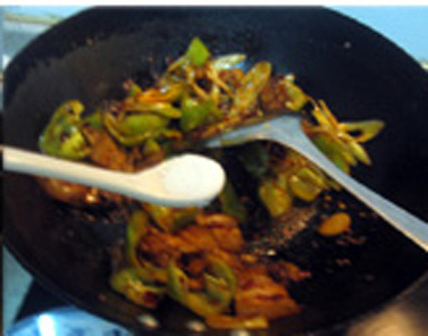 小炒回锅肉步骤9