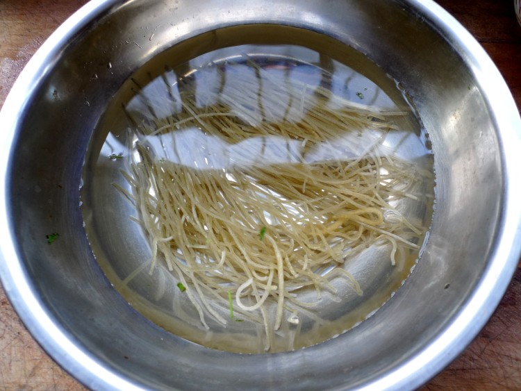 酸菜粉条肉片步骤3