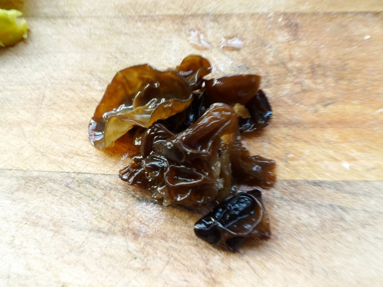 酸菜粉条肉片步骤4