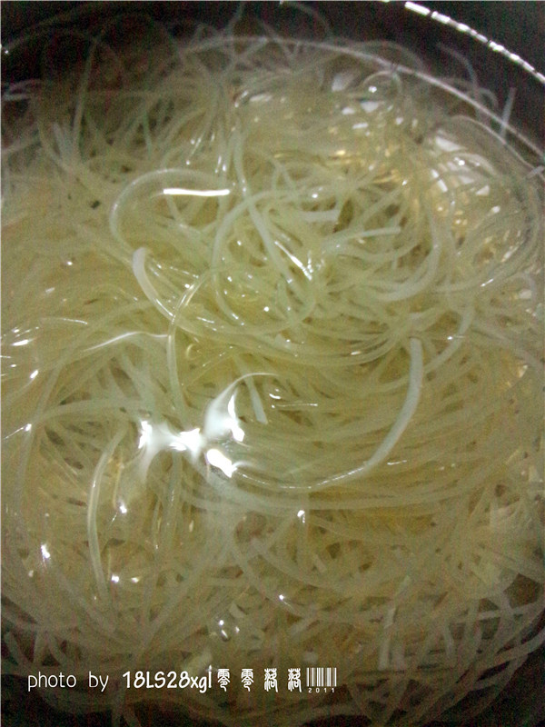 酸菜肉末煲粉条步骤1