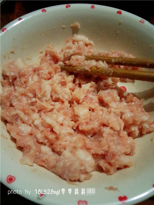 酸菜肉末煲粉条步骤2