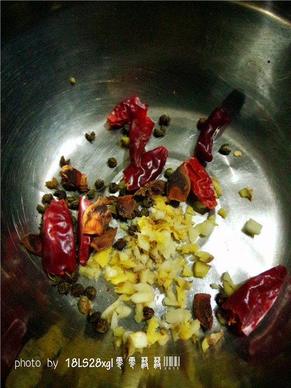 酸菜肉末煲粉条步骤5