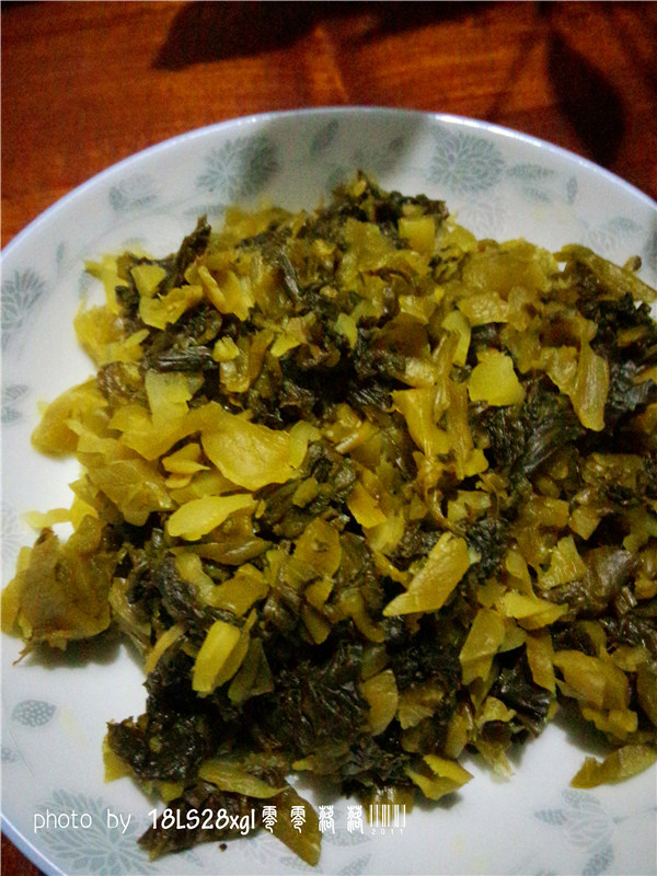 酸菜肉末煲粉条步骤3