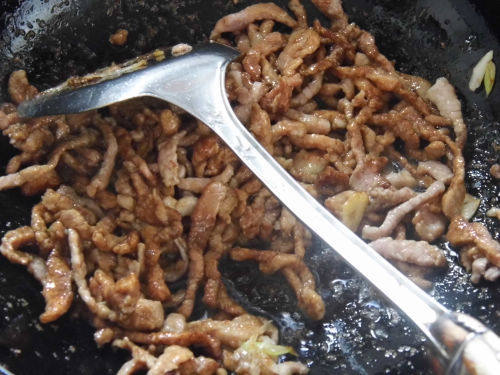 芦笋尖椒炒肉丝步骤7