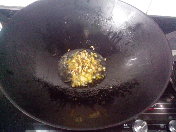 鸡油渣烧土豆步骤3