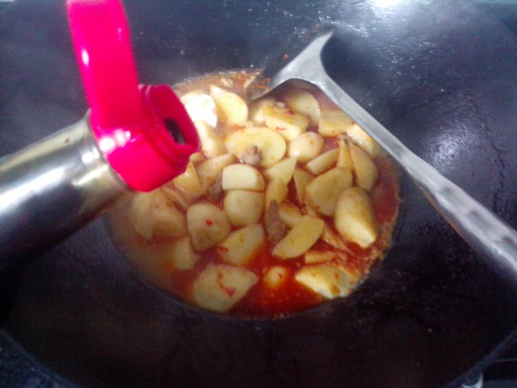 鸡油渣烧土豆步骤6