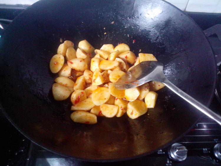 鸡油渣烧土豆步骤5