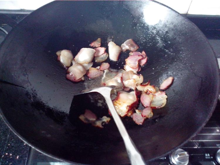 腊肉炒花菜步骤5