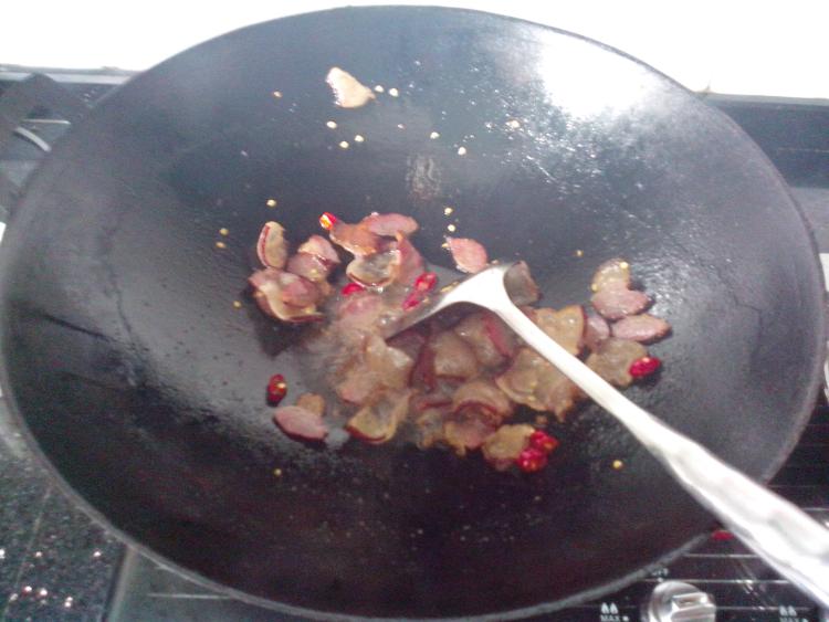 腊肉炒花菜步骤6