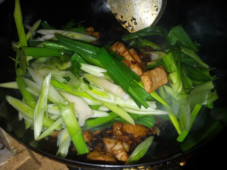 蒜苗炒盐煎肉步骤3