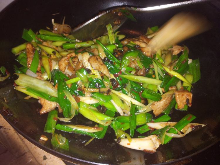 蒜苗炒盐煎肉步骤4