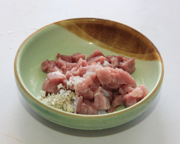 辣子肉丁步骤2