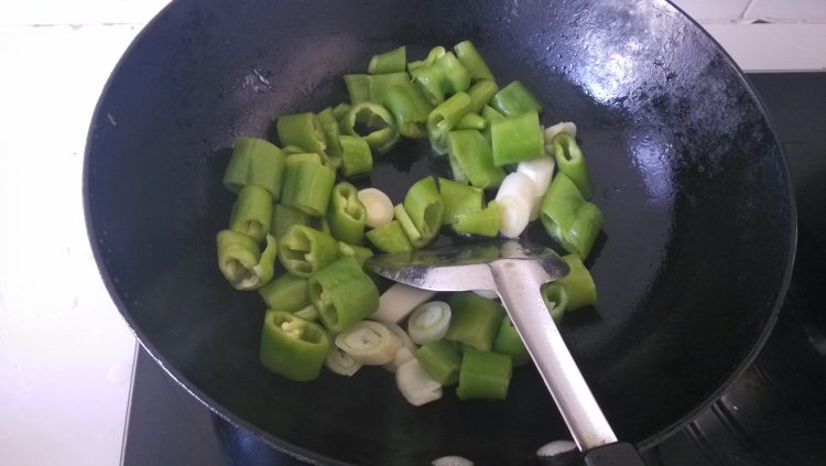 大辣椒炒肉步骤7