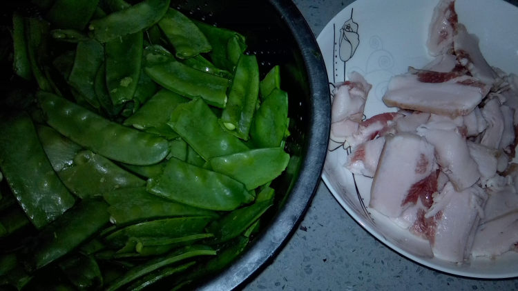 扁豆炒肉步骤1