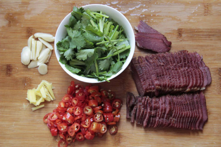 小炒腊牛肉步骤3
