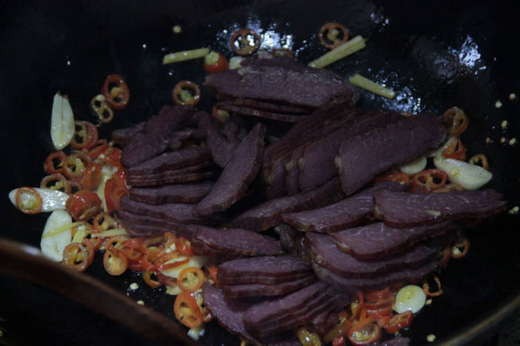 小炒腊牛肉步骤5