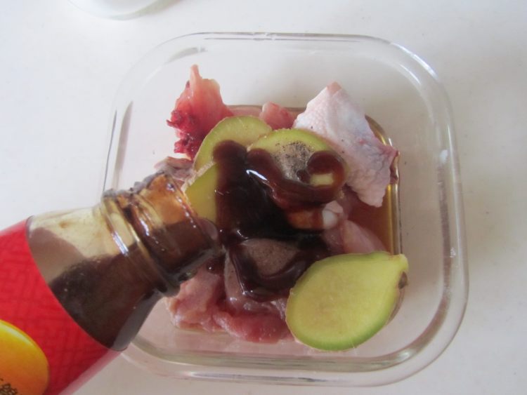 剁椒鸡腿蒸芋头步骤1