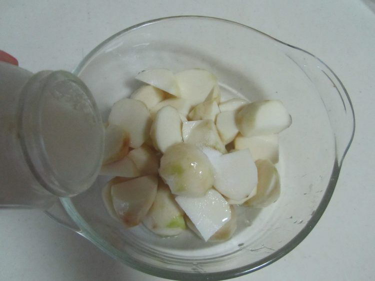 剁椒鸡腿蒸芋头步骤3