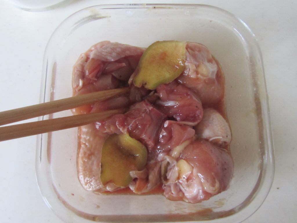 剁椒鸡腿蒸芋头步骤2