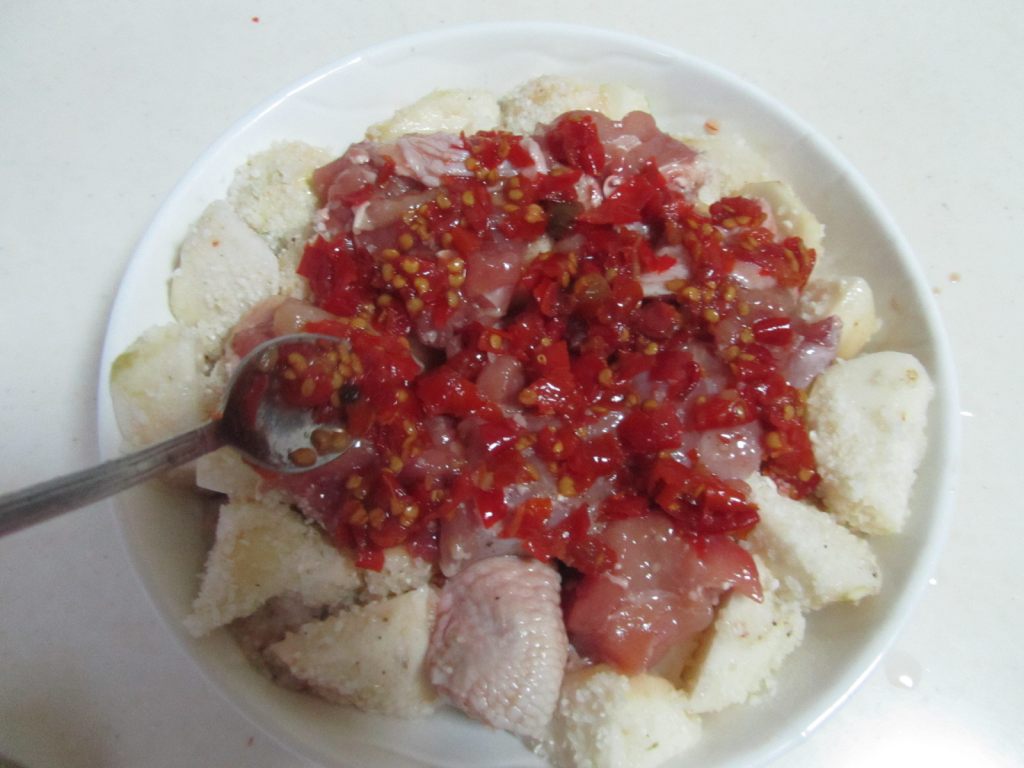 剁椒鸡腿蒸芋头步骤7