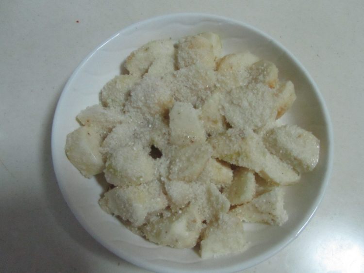 剁椒鸡腿蒸芋头步骤5