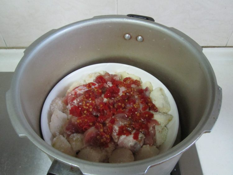 剁椒鸡腿蒸芋头步骤8
