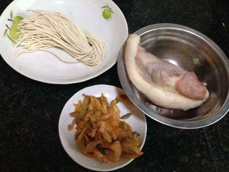 榨菜炒肉丝步骤1