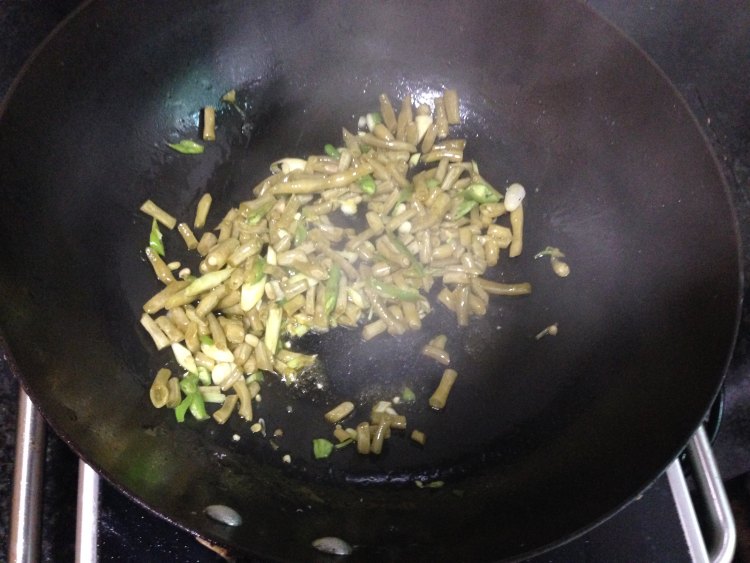 酸豆角拌面步骤5