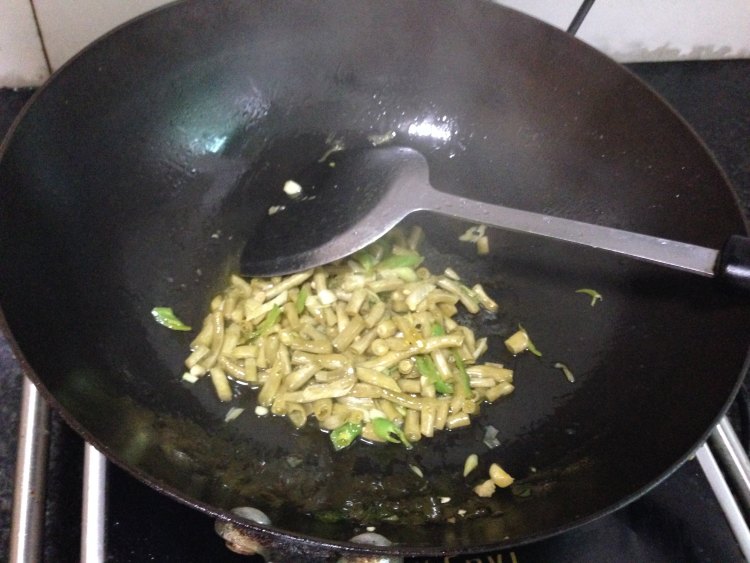 酸豆角拌面步骤6