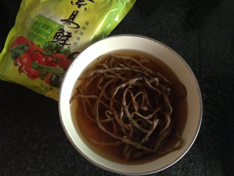 猪血丸子焖豆角步骤1