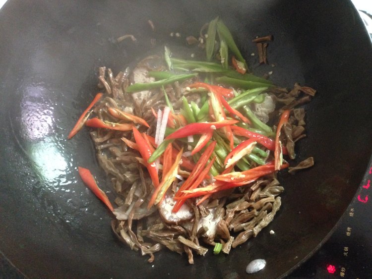 猪血丸子焖豆角步骤6