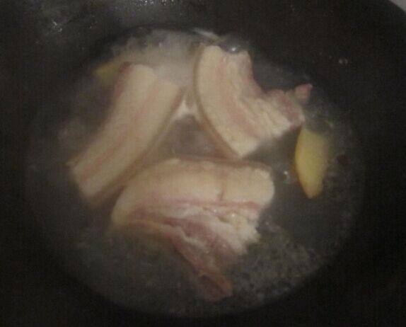 青红椒炒回锅肉步骤1