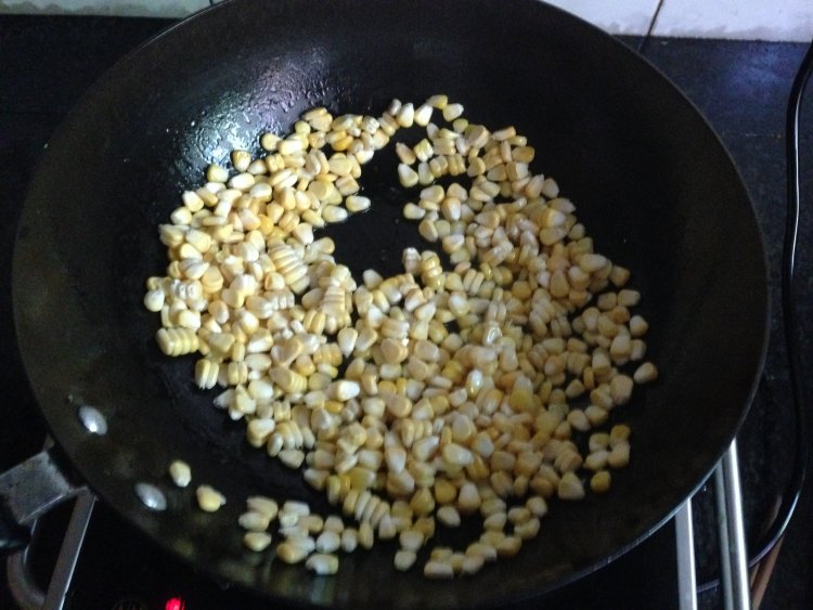 玉米粒炒鸡蛋步骤5
