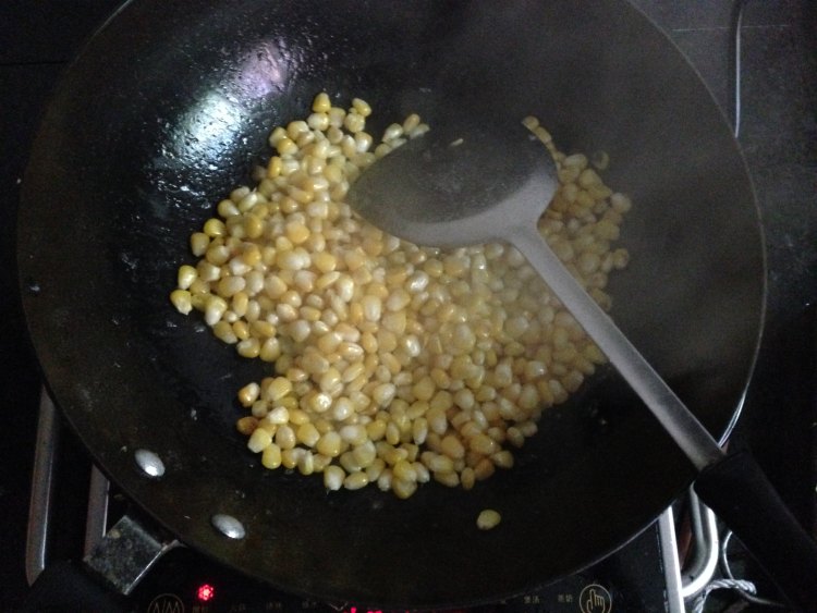 玉米粒炒鸡蛋步骤7