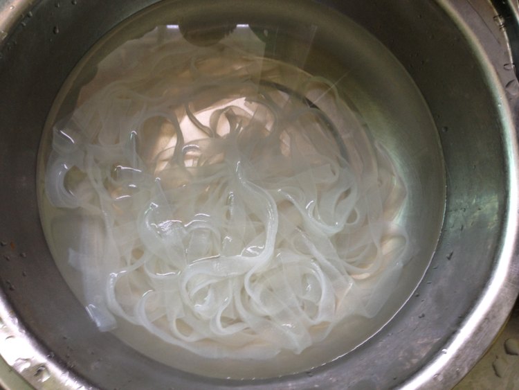排骨粉丝煲步骤1