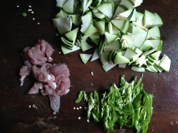 小南瓜炒肉片步骤2