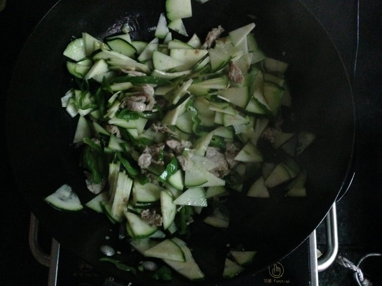 小南瓜炒肉片步骤4