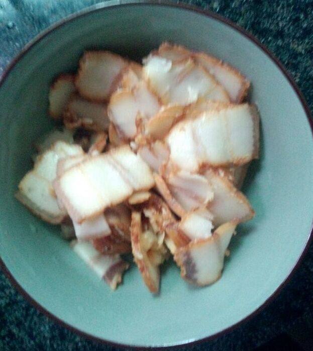 萝卜干炒农家腊肉步骤5