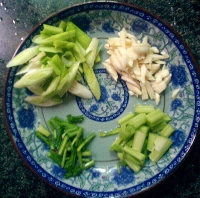 萝卜干炒农家腊肉步骤4