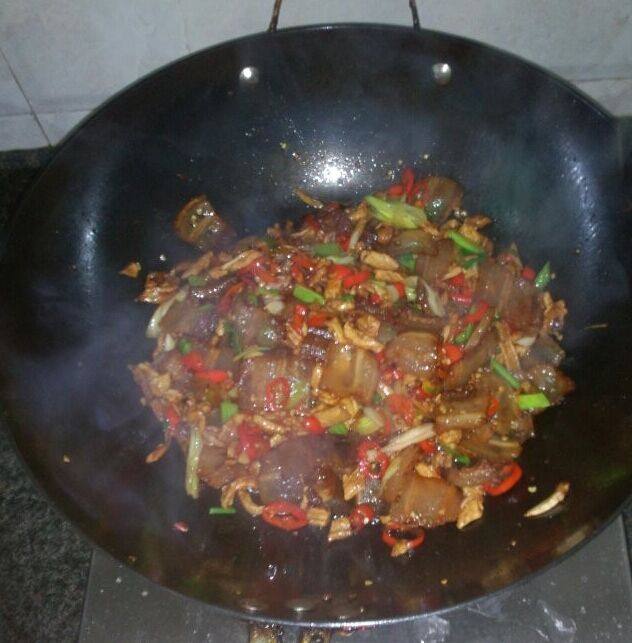 萝卜干炒农家腊肉步骤15