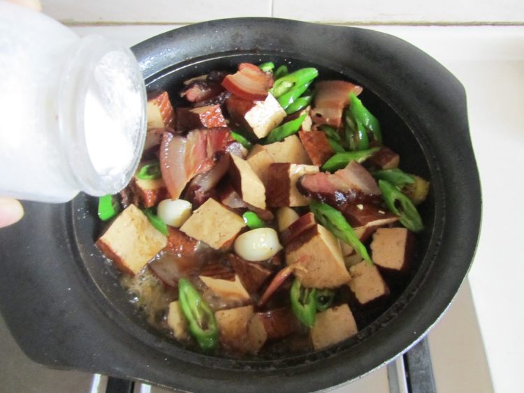 腊肉炒香干步骤4