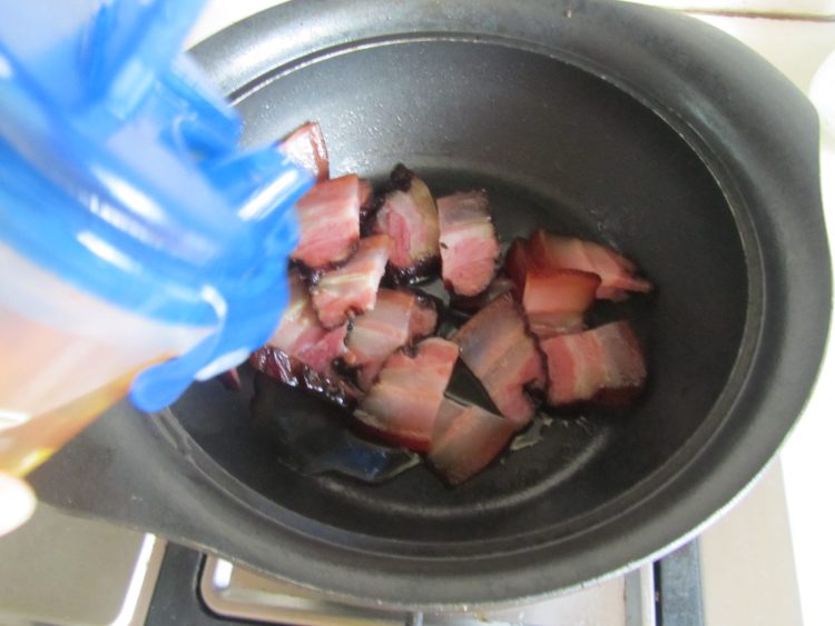 腊肉炒香干步骤3