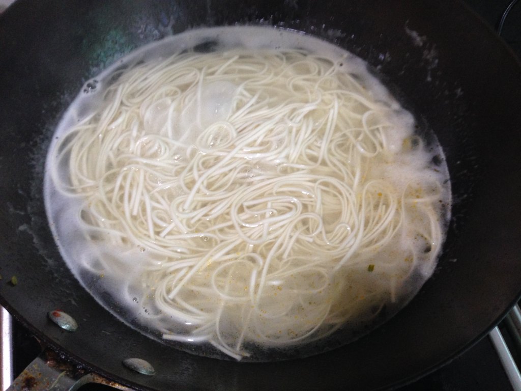 酸豆角鸡蛋面步骤4