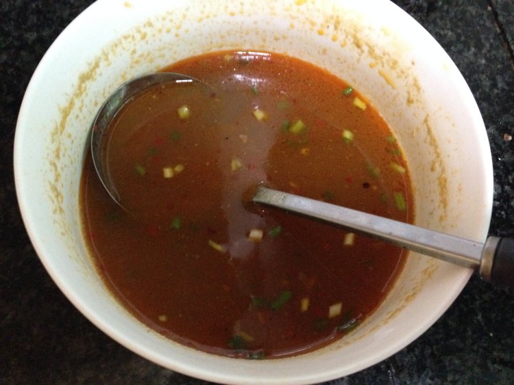 酸豆角鸡蛋面步骤2
