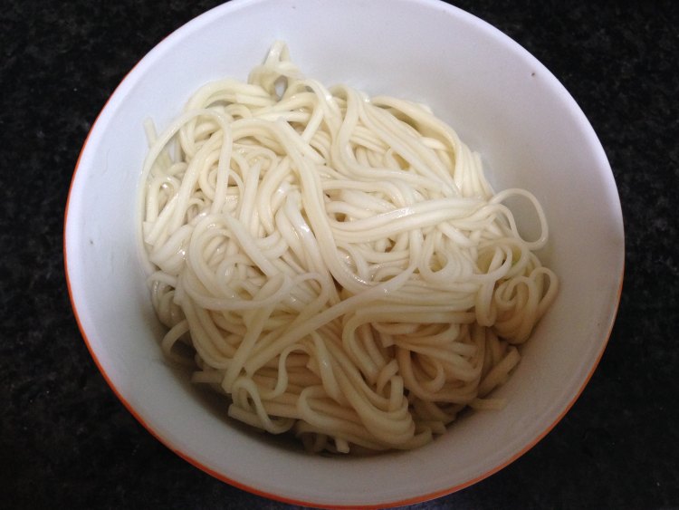 酸豆角鸡蛋面步骤5