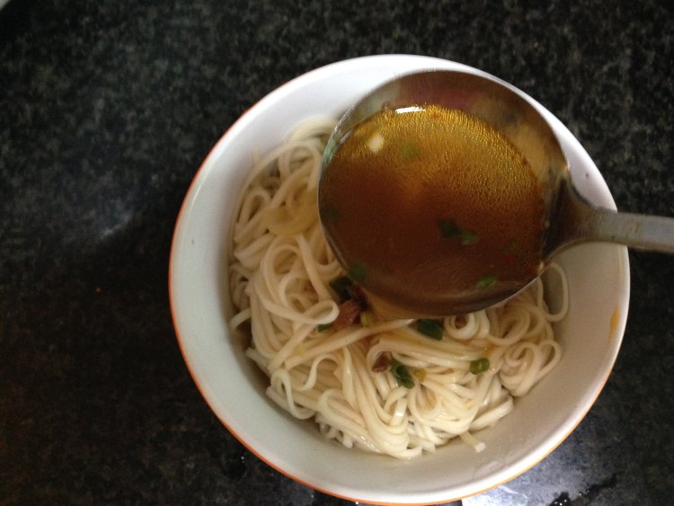 酸豆角鸡蛋面步骤6