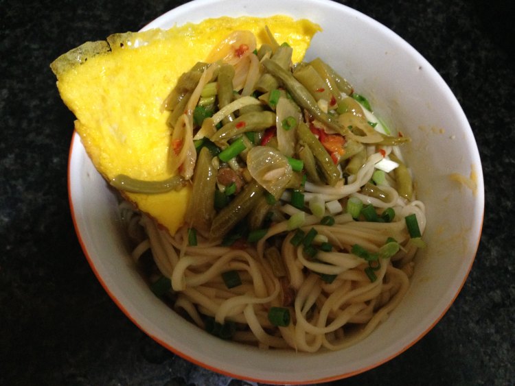 酸豆角鸡蛋面步骤7
