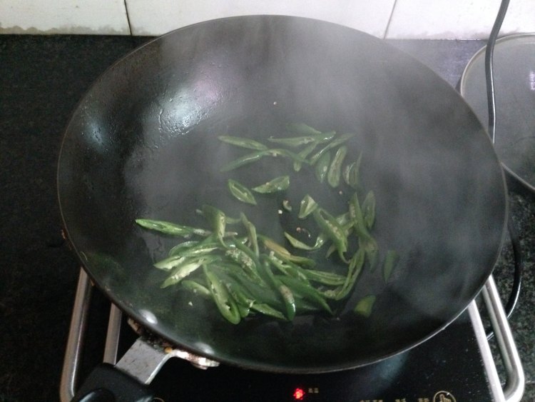 【手工美食】辣椒爆炒步骤4