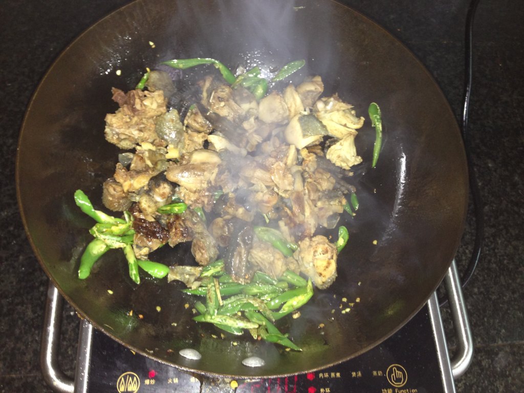 【手工美食】辣椒爆炒步骤6